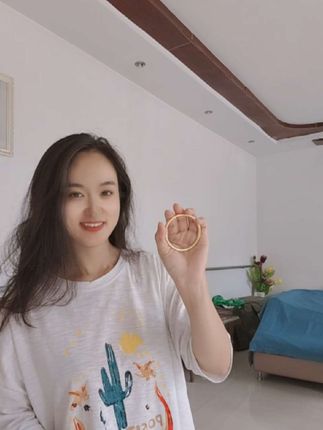 听说每个女生手上都要戴一个素圈手镯,因为它的广告语是过往不究,无忧无虑,爱自己才是终身浪漫的开始。实心的镯面加上精致的莲花,让单调的素圈手镯多了一份美好#素圈手镯 #手镯控