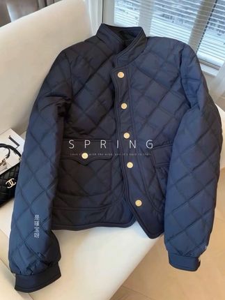 小个子秋冬本命!2025黑菱格棉服赢麻了 短款版型=自动拉腿,加厚不肿还暖到心窝 菱格自带时髦buff,搭牛仔/半裙都出片 寒冬裹它=温暖+显高+洋气,小个子直接冲! #高级感穿搭 #棉服 #看我把穿搭逆袭 #早秋黑白灰穿搭测评 #早秋姐感气质穿搭 @抖加🔥上热门🔥dou+🔥热点宝 @DOU+小助手