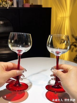 姐妹们谁懂啊,冲着赠品去下单的果酒,没想到酒也这么惊艳!果香浓郁扑鼻,口感鲜甜清新,柔和顺滑,甜丝丝的完全就没有苦辣味,真的是喝一口想回购的微醺快乐水!只有5度,就特别小姐妹聚会时微醺小酌!#果酒 #微醺快乐水 #口感非常好 #女生喝的酒推荐 #好喝不贵