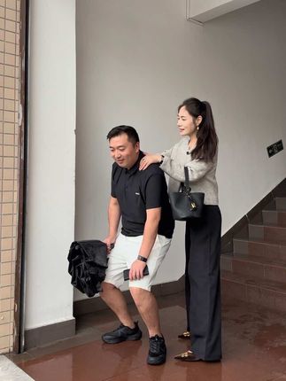 这段时间他一直陪着我,公司里的事情每天都是电话沟通,确实也挺辛苦的,我想让他回去忙公司的事情,他说不放心我一个人在这里,@侯爵 有什么好担心的呢,尽管放心回去
