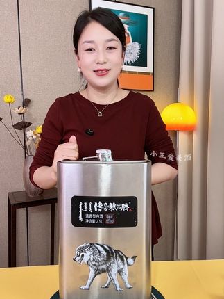 赫赫有名的狼图腾蒙古烈酒,一夜之间居然降了49.9,还是2500毫升大容量,68度黄金度数,滴滴清香,口感绵柔舒适,好喝还不上头,喝过的大哥都说口感特别棒,酒喝完酒壶还可以反复使用,一举两得,刷到的止饮酒趁划算赶紧抢#口粮酒#纯粮酿造#好喝不贵#超便宜超划算#清香型白酒