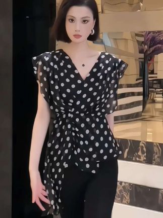 夏季新款时尚洋气波点黑色收腰显瘦气质不规则背心上衣#品质女装 #百搭上衣 #收腰显瘦 #洋气百搭 #显瘦穿搭 ~谁穿谁好看!