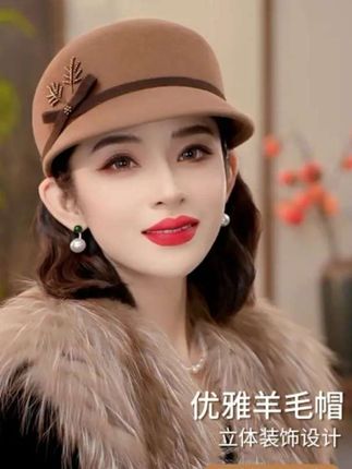 帽子 【秋冬优雅C位,这款羊毛帽太绝了!】 是谁还在愁秋冬穿搭缺亮点?这款优雅羊毛帽必须锁死!甄选保暖绵羊毛,质感高级到犯规,戴上瞬间显贵气。立体装饰设计精致又独特,复古法式风情拉满,不管是配大衣还是皮草,都能轻松穿出画报感。 它不只是一顶帽,更是你的气质武器!日常出街、约会通勤,有它加持,回头率直接拉满。别再让平庸穿搭埋没你的美,这款羊毛帽,让你在秋冬的每一次亮相都优雅到骨子里,氛围感美人就是你~#帽子#帽子控小姐姐 #帽子一戴谁都不爱 #帽子控 #上热门🔥