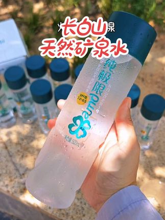 自从喝过这个长白山天然弱碱矿泉水,别的水我都不想喝了,口感特别轻柔,回味还带一丝丝甘甜!#天然矿泉水 #长白山天然矿泉水 #矿泉水 #瓶装水推荐 #好喝不贵