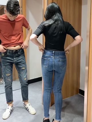 卖了十几年男装、谁来我都先叫他一声帅哥、先让他迷失自我、看来看去还是觉得男孩子穿小脚裤好看,修身显瘦显腿长、同款九分长裤都有#男士修身小脚裤 #小脚裤男 #男士必备款 #原创视频