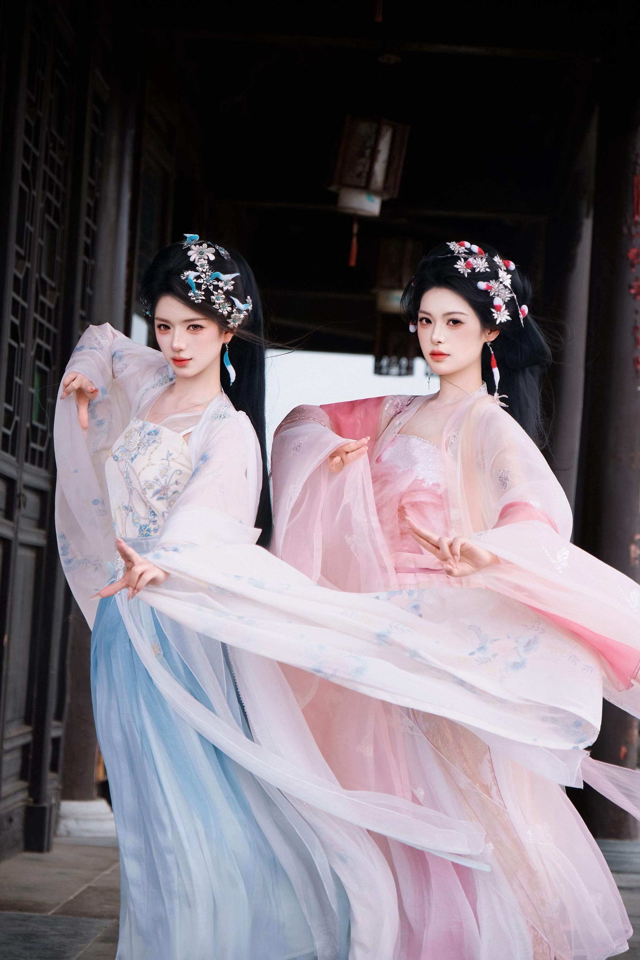“晨曦初露,杜若蘅芜,霓裳羽衣。#月鳞绮纪 #仿妆#苏州
