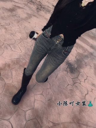 “女人要明白的道理,只有被人放在心尖上,才有资格任性和为所欲为,如果成不了别人的公主,那就做自己的女王!”#牛仔裤 #牛仔小脚裤 #百搭神裤人手一条 #显高显瘦显腿长