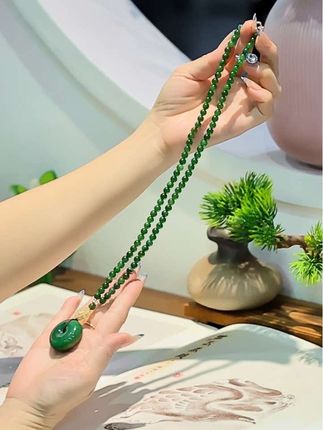 一枚平安扣 锁住一生的温柔与安宁 于尘世纷扰中,邂逅这方菠菜绿平安扣,恰似撞见一抹沉淀千年的幽谧翠色,所有喧嚣瞬间消弭,只剩满心宁静。#和田玉 #吊坠 #天然 #源头工厂 #举杯万事接轻松