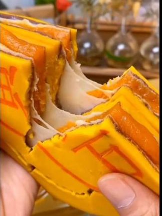 #创作灵感 超大一个黄金万两大饼,用料好扎实,一口下去糯唧唧的巨好吃,软糯香甜#黄金大饼#月饼