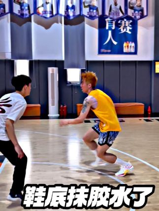 里夫斯二代防滑太好了 怎么感觉鞋底抹了胶水一般啊!#准者 #里夫斯二代 #实战篮球鞋 #性价比超高 #体育生