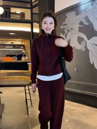 #好物推荐🔥 酒红色复古时尚运动套装女2025春季新款连帽卫衣休闲遮肉阔腿卫裤#复古穿搭 #时尚运动套装 #阔腿裤推荐