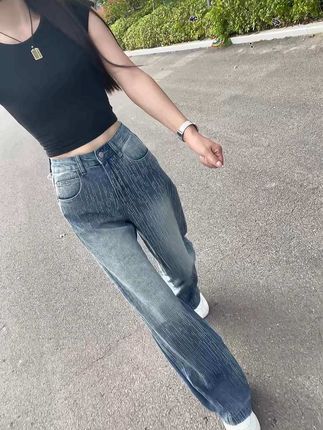 “不要在别人的眼里找快乐!更不要在别人的嘴里找尊严,生活不仅需要勇气 更需要霸气,花时间塑造自己,比迎合别人有用!”#烫钻牛仔裤#高级感穿搭#显高显瘦显腿长