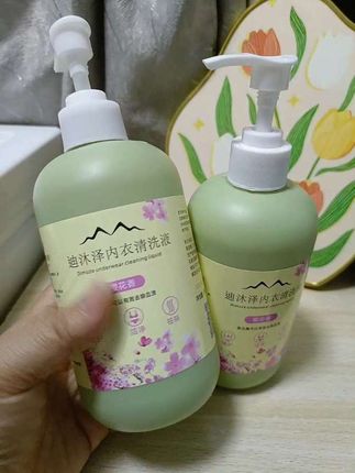 姐妹们,用过这么多内衣洗衣液,这款洗衣液我真的是大力推荐,你别看它价格很便宜,它的味道真的超级香,而且泡沫绵密,洗出来的衣服都是软软糯糯的,关键是母婴可用,成分温和不伤手,现在拍一发二,需要的姐妹放心入!#洗护好物 #持久留香 #好物分享 #自用好物推荐 #居家好物