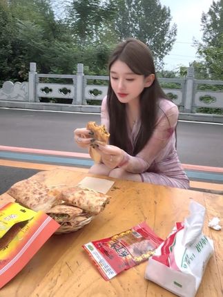 野外菜煎饼配辣条