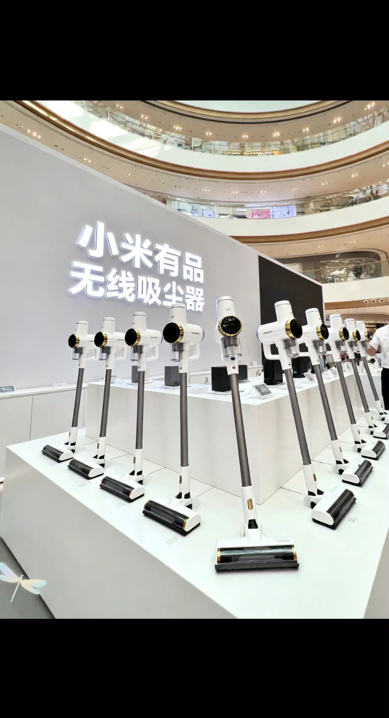 家有宠物、爱干净的宝子看过来!小米有品无线吸尘器绝了!干吸+湿拖一体,猫毛、灰尘一扫光,拖完地面亮堂堂。无线设计想吸哪就吸哪,再也不用吸完还要换拖把啦,清洁家务轻松拿捏,让你在家随时实现“赤脚自由”~#吸尘器拖地一体机 #小米有品 #必备好物 #高性能实用工具