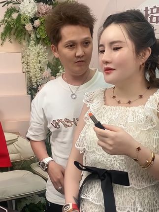 女人好好爱自己,上了年纪更要护肤了,特别是憔悴粗糙,干纹细纹的就用这个水乳霜,没有香精酒精的植物产品,保湿肌肤,层层滋润,细致呵护肌肤#水乳#水乳推荐