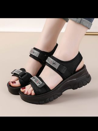 想要一双既能上班又能逛街的鞋子吗?这双坡跟鞋一定能满足你的需求!它穿着非常舒服,可以有效缓解足部疲劳,特别适合长时间站立或走路的人穿。同时它的款式优雅大方,搭配裙子或者短裤都很好看,无论是工作还是出去玩都能轻松应对,是你不可多得的好鞋啊!