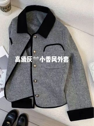 秋冬高级感密码!小香风毛呢外套绝了 这件双面毛呢外套直接把秋冬质感拉满✨ 新款设计感完全长在审美上。 单排扣简约大气,超大口袋是点睛之笔,实用又显随性,夹克版型利落不臃肿,小个子也能驾驭。双面呢面料摸起来细腻厚实,自带高级光泽感。 颜色是低调的高级灰色,搭配牛仔裤飒爽,配半身裙温柔,秋冬穿出门气场全开。不用费心搭配就很有格调,已经焊在身上了! #早秋不费力显贵穿搭 #被秋日氛围感穿搭拿捏了 #入秋高级感穿搭攻略 #早秋基础款外套如何摆脱路人感 #小香风毛呢外套