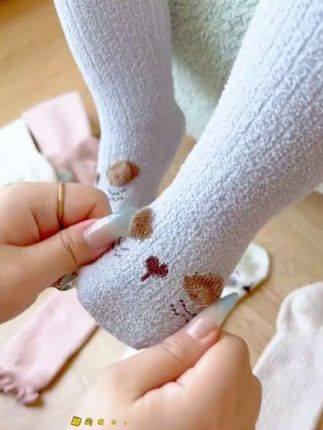 冬天宝宝脚暖和不滑落的秘密! 冬天孩子脚丫容易冻着,这款小袜子不仅暖和还不易掉下来!#长筒袜 #儿童袜子 #袜子 #宝宝袜子