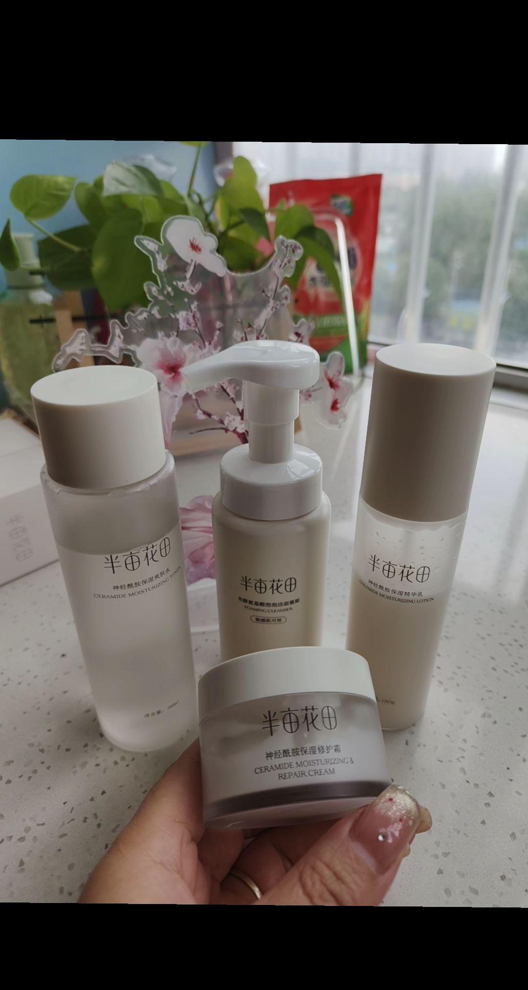 半亩花田水乳套装。半亩花田水乳套装,清爽不油腻,保湿效果很棒,肌肤水润一整天。#好物分享🔥 #自用好物推荐 #日常护肤 #护肤好物推荐#半亩花田水乳霜