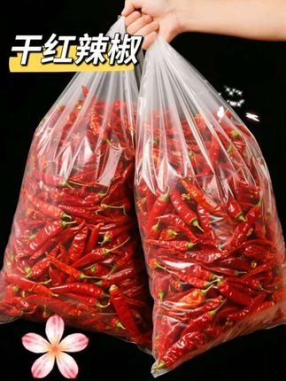 宝子们,今天给大家分享这款超棒的干辣椒! 瞧瞧这图片,红彤彤的干辣椒满满当当,看着就超有食欲!这些干辣椒色泽鲜亮,辣味纯正,无论是炒菜、煲汤,还是做辣椒油,放一点进去,瞬间就能让菜肴增添浓郁的香辣味。 用来做麻辣香锅,那叫一个过瘾;煮火锅底料时加入,汤底都变得更香了!爱辣的宝子们一定不能错过,赶紧囤起来~有没有和我一样无辣不欢的呀?快来评论区分享下你们的辣味美食~#干红辣椒#够辣才够味#农产品#麻辣好滋味#美食推荐官