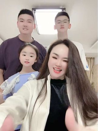 加油,这几年渐渐迷失了自我,笑不敢大声笑,回过神来不是我没有笑的资本,是我把自己活在了别人的世界里,调整好自己为了小家努力工作,努力拼搏#记录生活 #温馨一家人 #夫妻 #家庭日常