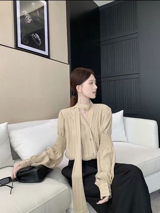 古金色V领衬衫女秋季新款丝带设计高级感时尚长袖衬衣#高级感穿搭 #今日穿搭 #显高显瘦穿搭