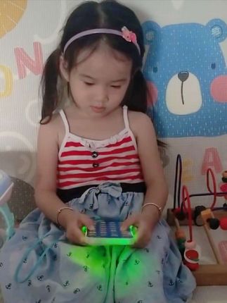 家里有宝宝爱抢手机玩的,真心建议给安排个早教手机,有很多早教内容,宝宝边玩边学,玩着玩着就睡着了#益智玩具#玩具手机#哄娃神器#早教玩具#宝宝学说话@抖音小助手 @DOU+小助手 @DOU+上热门 @巨量千川