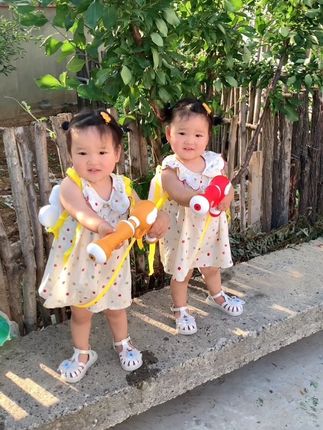 夏天的快乐这不就来了嘛😄 #夏天该有的样子 #一起长大一起玩耍 #户外玩耍 #小姐妹花 #人类幼崽的日常