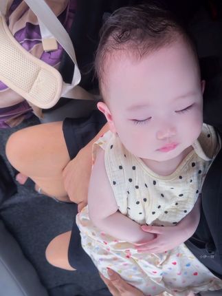 困了自己就睡了 不哭不闹的天使宝宝 我上辈子可能拯救了银河系吧#被窝里的小可爱 #被你萌化了 #当我娃睡着以后的样子 #萌娃日常 #小伊一呀