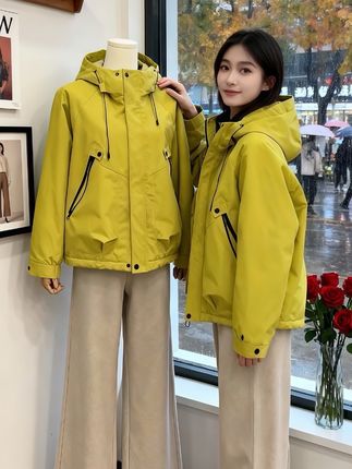 💥设计感连帽加棉冲锋衣!女款休闲户外工装风,保暖又时髦,轻松hold住日常与户外,这波穿搭硬气又好看~#冲锋衣 #秋冬穿搭 #时尚洋气百搭 #保暖又好看 #外套穿搭