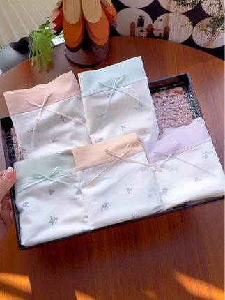 姐妹们!不要舍不得给自已换内裤了,试试这款A类婴儿棉的面料,特别柔软亲肤,弹力大不紧绷!底裆还是10A艾草抑菌的,贴身穿太舒服了#女士内裤#女士内裤纯棉#面料柔软舒适#柔软亲肤#超便宜超划算