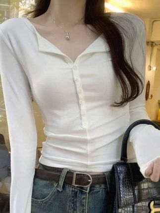 2025秋季辣妹性感小心机V领上衣女纯欲修身显瘦纽扣长袖T恤打底衫#新品穿搭 #今年最流行穿搭 #自留款 #日常穿搭时尚 #爆款热卖中