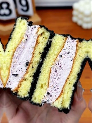 快快快~姐妹们👭这个梦龙脆皮爆浆麻薯真的巨好吃!每个都是独立包装的!外面是梦龙脆皮混合着坚果,里面还有一层麻薯包裹着安佳动物奶油喝纯可可脂巧克力,一口下去三层口感,真的绝了!不甜不腻口感刚刚好,真的巨好吃超满足!我一口气炫了五个,吃过的姐妹都说好吃#上热搜 #好吃到停不下来 #零食推荐  @DOU+上热门 @DOU+小助手