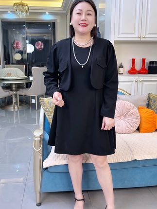 这款连衣裙上身真的好看又温柔啊!里面是一个小吊带裙,外面是一个针织小开衫,面料软糯舒服,上身真的很遮肉显瘦#面料柔软舒适 #减龄时尚穿搭 #大码女装 #遮肉显瘦