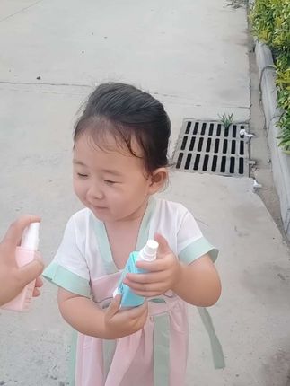 #创作灵感 #好东西一起分享 #驱蚊喷雾 #驱蚊液 这个夏天我家一直用的就是这个润本家的驱蚊喷雾,淡淡的花香巨好闻,大人小孩都可以用##携带方便