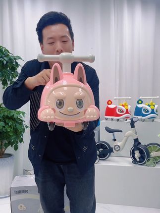 带彩盒的拉布布老虎车,一岁以上就可以玩。有灯光音乐。安全稳固。#拉布布#儿童滑行车#儿童溜溜车#儿童玩具