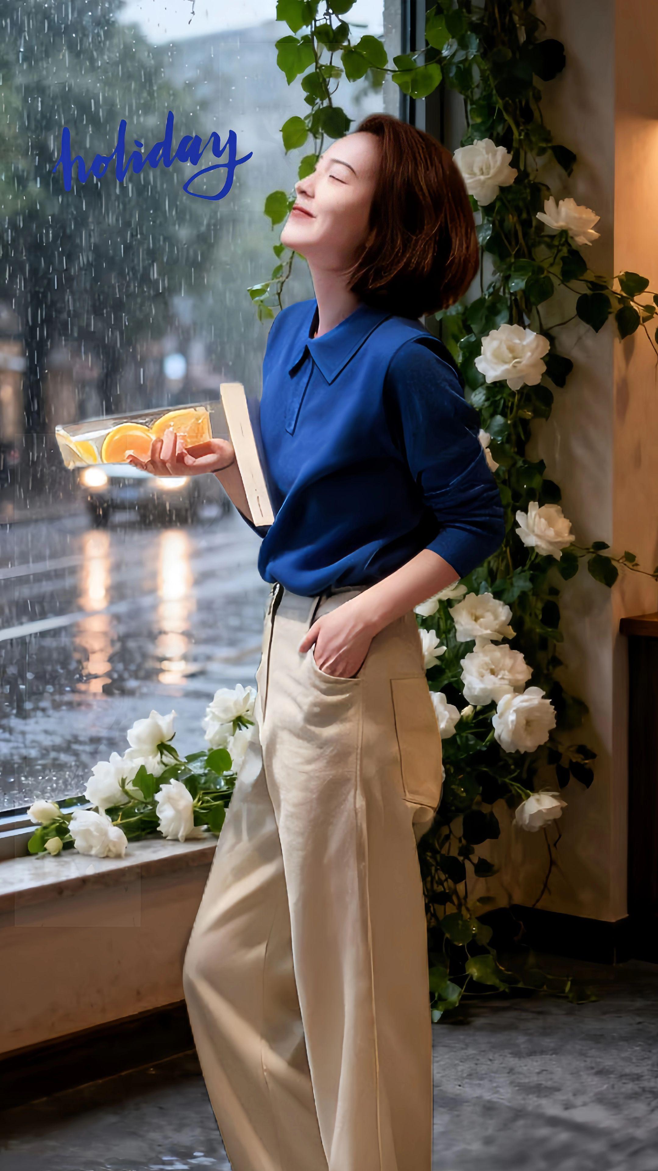 雨日小确幸。雨丝如珠帘,将世界笼罩在朦胧水汽里。林薇捧着泡好的果茶,指尖还夹着本没看完的书,站在花店窗边。 她身上的宝蓝色翻领针织衫,衬得皮肤愈发白皙,搭配的浅米色高腰阔腿裤,让身形更显修长。窗外雨幕潺潺,店内花香萦绕,白色的花簇簇拥着,绿意藤蔓蜿蜒。 “ holiday”,这词像此刻的心境,慵懒又惬意。她闭上眼,深深吸了口气,混合着雨水的清新与花香的甜意,瞬间驱散了心头所有的烦闷。 这样的雨天,不必匆忙赶路,不必为琐事烦忧,只静静享受这片刻属于自己的、被温柔包裹的时光,便是生活给予的小确幸。#被秋日氛围感穿搭拿捏了#轻松拿捏慵懒风穿搭#通勤穿搭如何摆脱土气感#早秋高智感职场穿搭#早秋秀场抄作业告别路人感@抖加🔥上热门🔥dou+🔥热点宝
