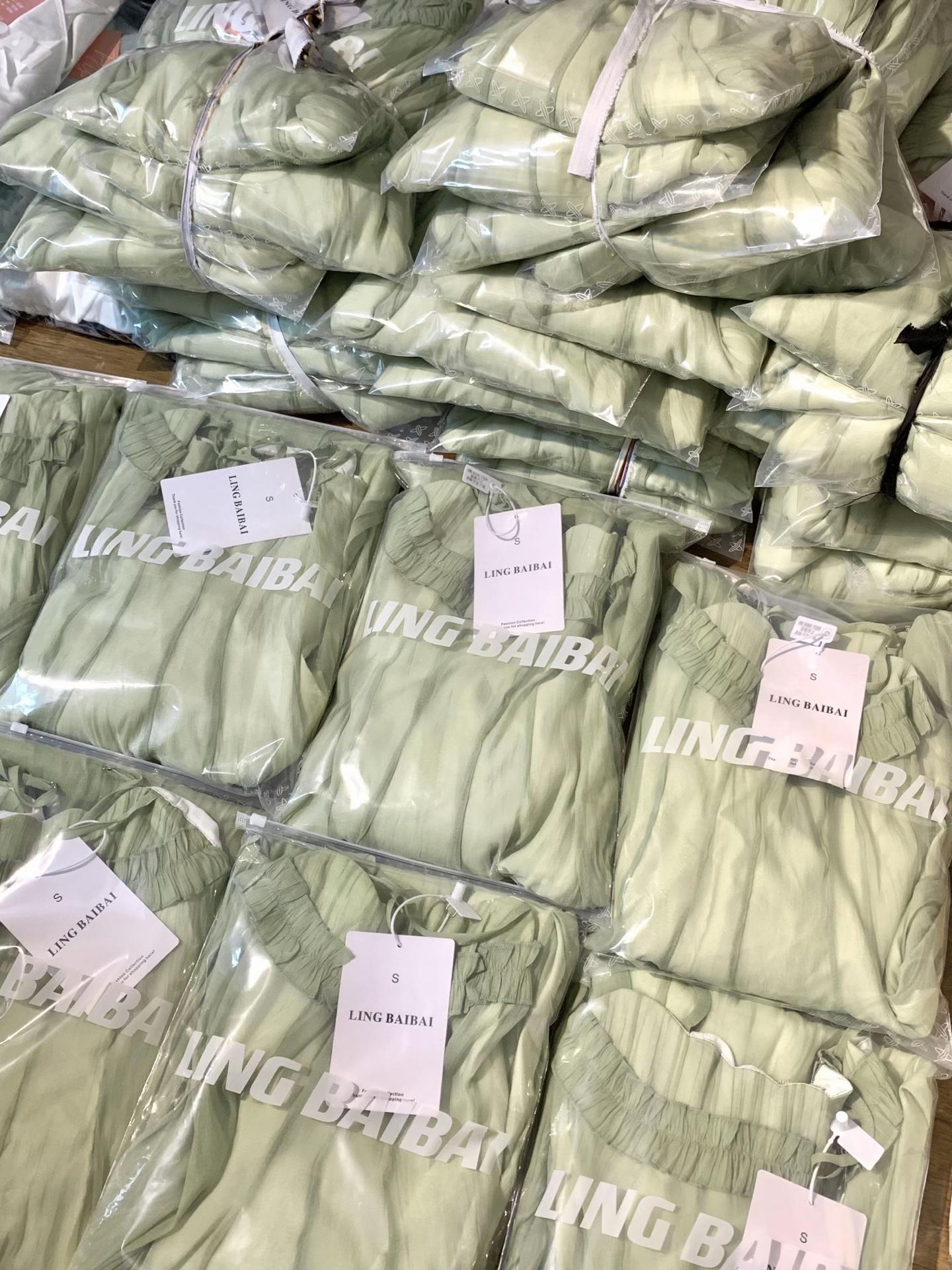 一上就嘎嘎出单~抽查‼️来看看大货实拍吧。掐腰大裙摆的神仙裙!! 真的很适合梨形身材/肉肉腿的姐妹穿哦~ 咱上身直接就是一个三七分黄金比例!! 裙摆很有垂坠感也很飘逸~ 内衬是不会透的那种 不加打底裤也可以放心穿! #温柔仙女裙 #公主裙仙女裙 #飘逸连衣裙清新超仙气 #仙女连衣裙 #裙子穿搭