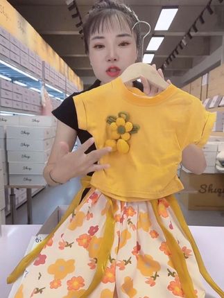 童装直播 喜欢夏季花朵亲子套装的宝贝看过来#亲子套装 #源头工厂 #女童穿搭 #好看的衣服都在这里 #童装直播