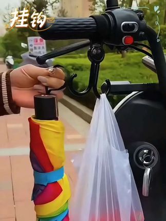 电动车双挂钩,婴儿车挂钩,可以自由旋转,安排这个挂钩出门买东西太方便了吧。#电动车挂钩 #婴儿车挂钩 #溜娃神器 #好物推荐🔥 #生活好帮手