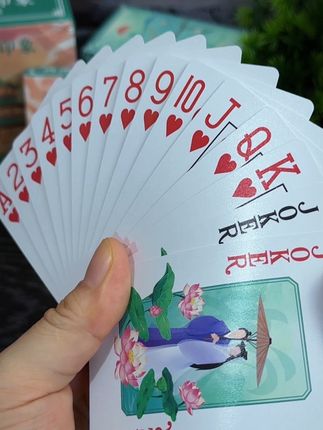 以西湖印象为主题的高端塑料扑克牌,通过国风插画西湖元素,手感佳,品质好,厂家新品福利一盒六副价格便宜,精选环保pvc软胶材料制作,不具酒水饮料,耐磨耐刮,不掉色不褪色#掼蛋 #价格实惠质量好 #超便宜超划算 #是时候展现真正的技术了 #创作者扶持计划