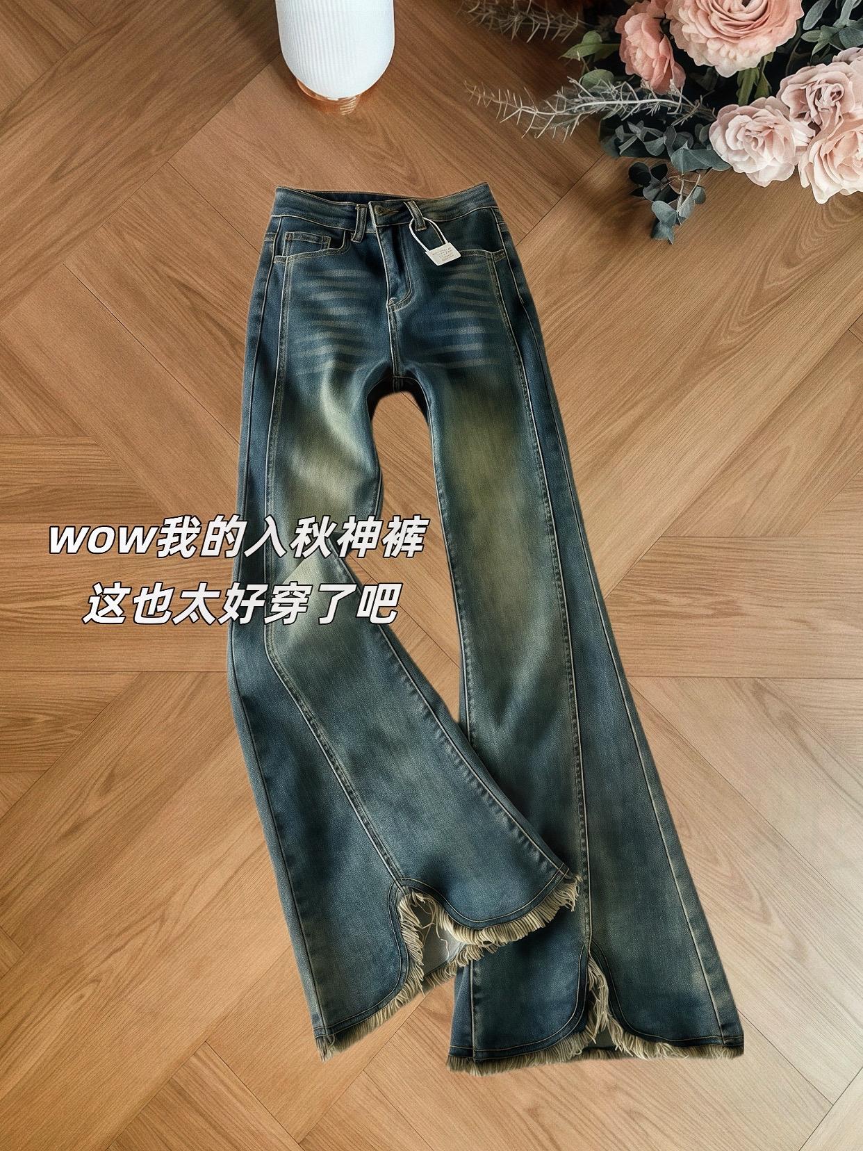 秋冬的时尚都是这条微喇哈给的!太好看啦!裤子是开叉带毛边的,做了双条缝线,有设计感的同时h修饰腿型,穿上很显瘦,侧面也不显胖,很适合梨形姐妹穿!#显高显瘦显腿长 #谁穿谁好看 #牛仔阔腿裤 #面料柔软舒适 #微胖穿搭