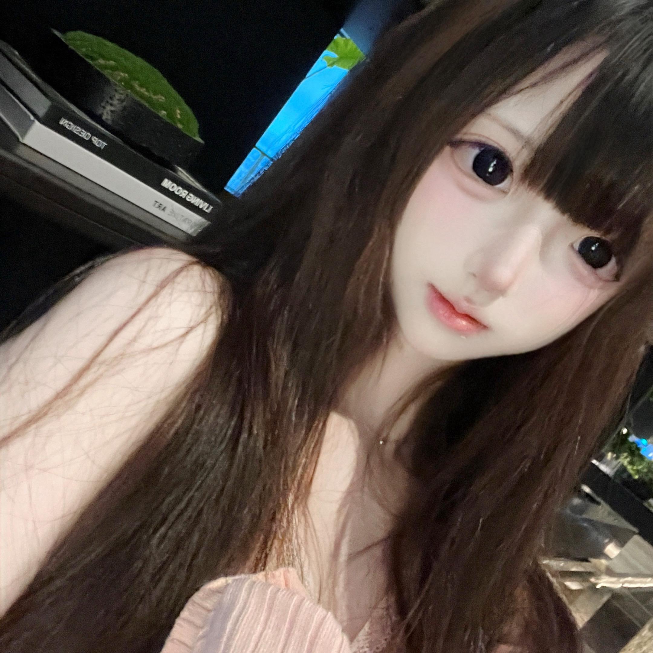 我把我整个的灵魂都给你,连同它的怪癖,耍小脾气,忽明忽暗,一千八百种坏毛病。它真讨厌,只有一点好,爱你