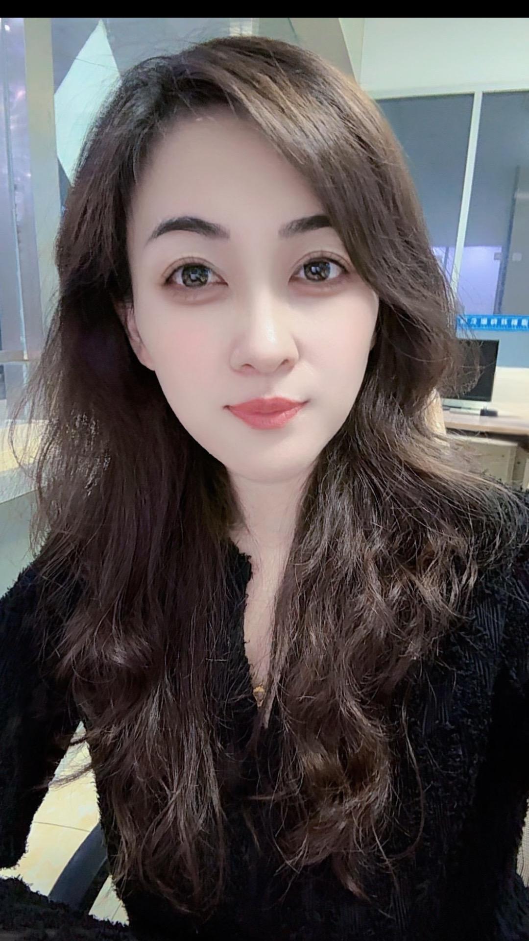 不必行色匆匆,不必光芒四射,不必成为别人,只需做好自己#爱笑的人运气不会差 #女性魅力 #黑色系