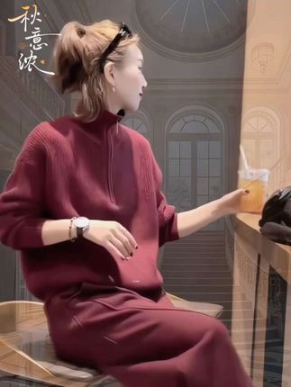 2024冬季港味复古休闲运动套装,酒红调加绒保暖,连帽外套配阔腿裤,洋气减龄,一套穿出随性时髦感,休闲出街超吸睛。#减龄气质 #时尚穿搭 #春秋穿搭 #休闲减龄穿搭 #穿出自信穿出美丽