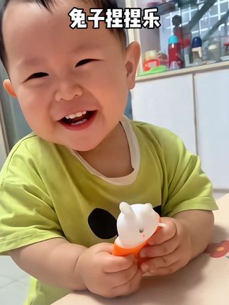 #自己玩的不亦乐乎,好玩又解压的小兔子玩具来喽!!赶紧给家里小朋友也安排一个玩吧!#哄娃神器 #解压玩具#捏捏乐#dou+上热门