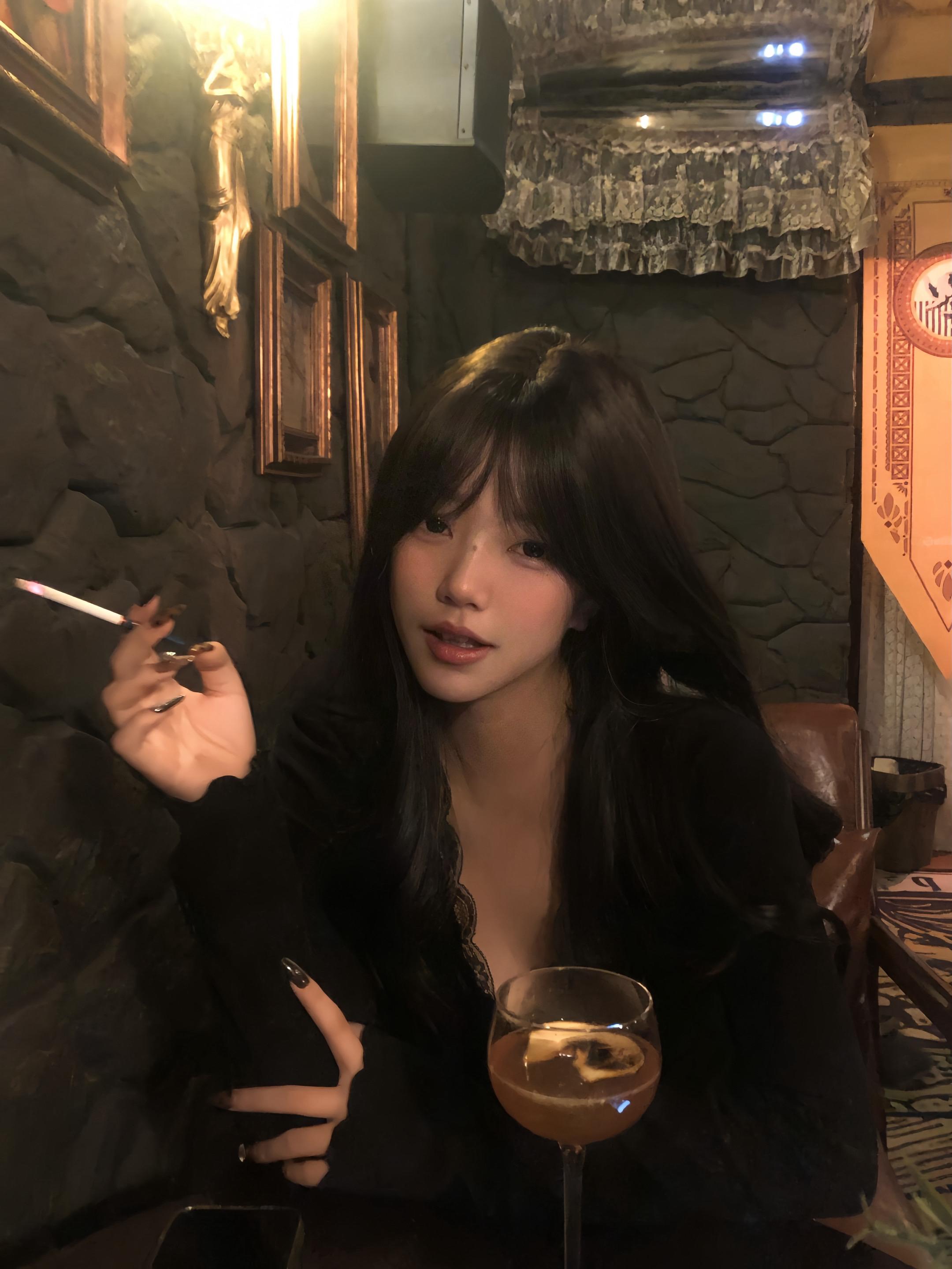 在秋意渐浓的雨夜干杯。#随拍 #酒精 #推给女孩好不好