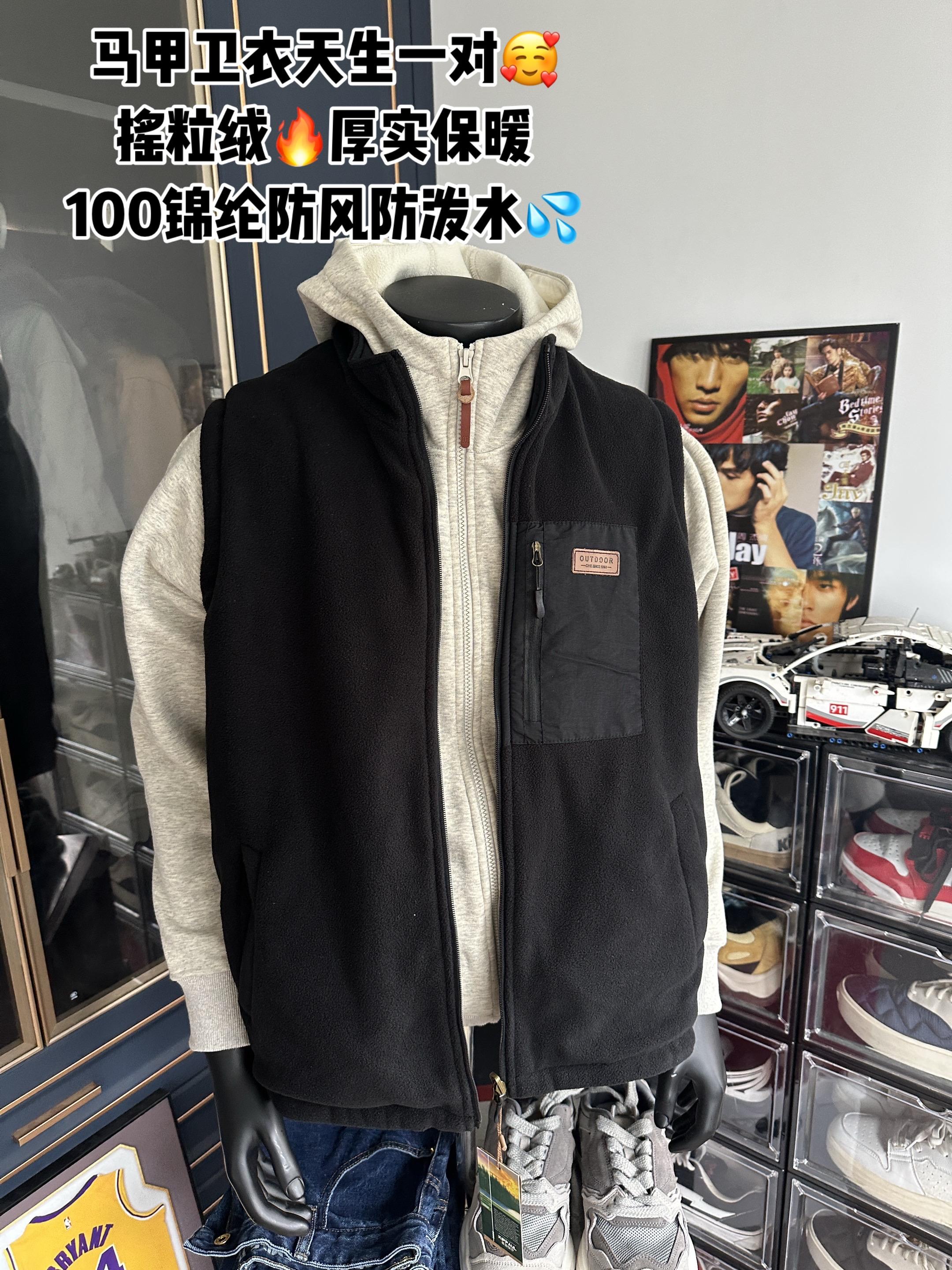 两面穿多口袋摇粒绒马甲外套和卫衣真的绝配🤩100锦纶面料防风防泼水💦一面厚实摇粒绒舒适保暖亲肤!多口袋设计户外运动 日常通勤都可以穿!宽松版型 男女同款 百搭不挑人!#简约休闲风 #马甲卫衣穿搭 #摇粒绒马甲 #马甲外套 #马甲穿搭