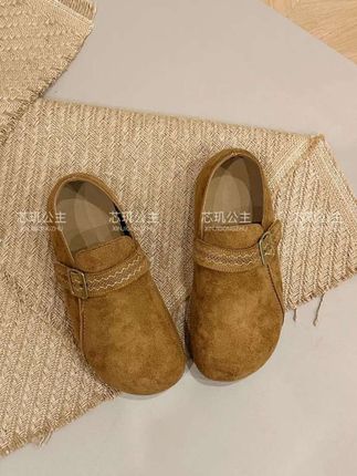 今天终于拿到这双增高五厘米的森系博肯了!这双鞋上脚真的好秀气啊,我这种宽脚穿都显脚小,五厘米增高超隐形显腿长还不累,足弓支撑,太懂酒站档了,搭裙子裤子都绝了。#女鞋穿搭 #时尚美鞋 #轻奢女鞋 #时髦穿搭 #复古女鞋 @DOU+小助手 @抖加🔥上热门🔥dou+🔥热点宝